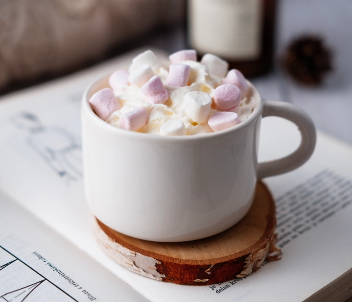 chocolate caliente blanco de coco con mini malvaviscos