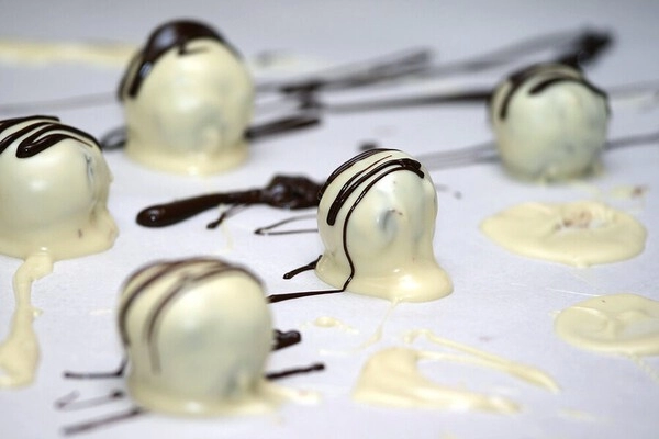 trufas con chocolate blanco y negro